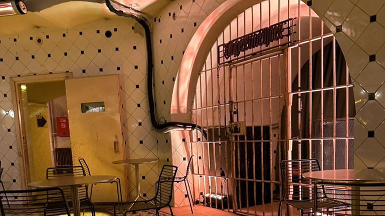 Billede af en celle i Lukiškės Prison i Vilnius.